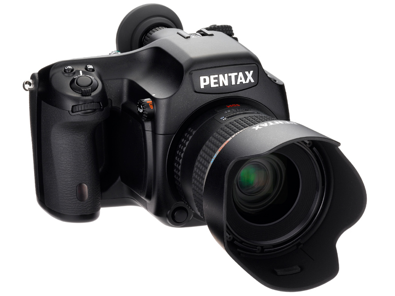 写真4：中判デジタル一眼レフカメラPENTAX 645D（左）はライブビュー機能がないが、後継機のPENTAX 645Z（右）はライブビューができるようになった。これは撮像素子をCCDからCMOSに変更し、消費電流が大幅に削減できたことによる。