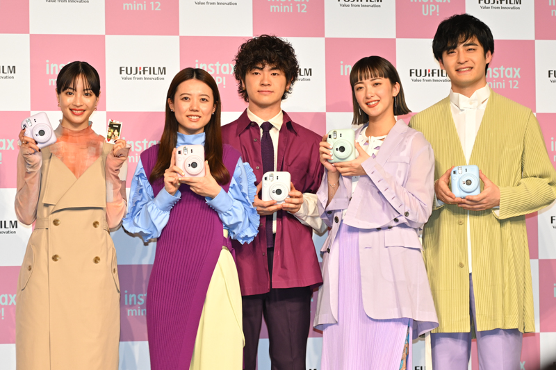 左から広瀬すずさんと緑黄色社会のメンバー