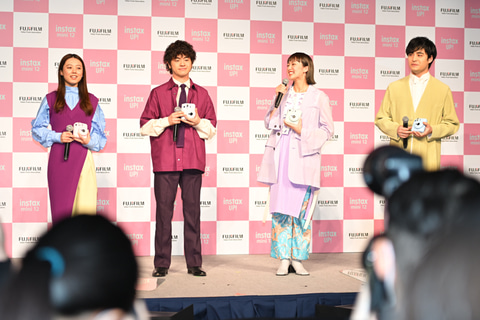 INSTAX”チェキ“新製品発表会に、広瀬すずさんと緑黄色社会が登場