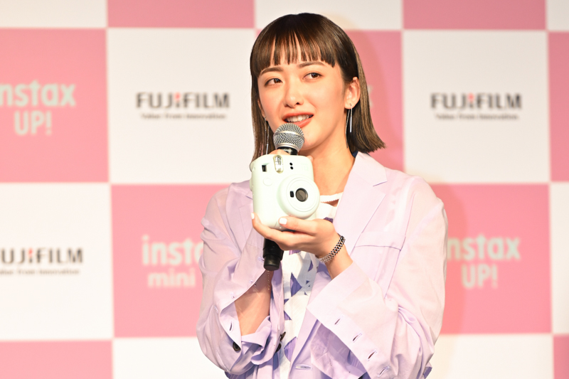 ボーカルの長屋晴子さん、左手にはINSTAX mini 12のミントグリーン