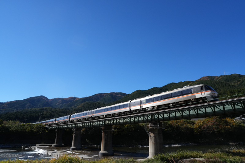 ソニーα7R V／FE 24-70mm F2.8 GM II／絞り優先AE（24mm・F8・1/2,000秒）／ISO800／WB:太陽光（高山本線 下呂〜禅昌寺）