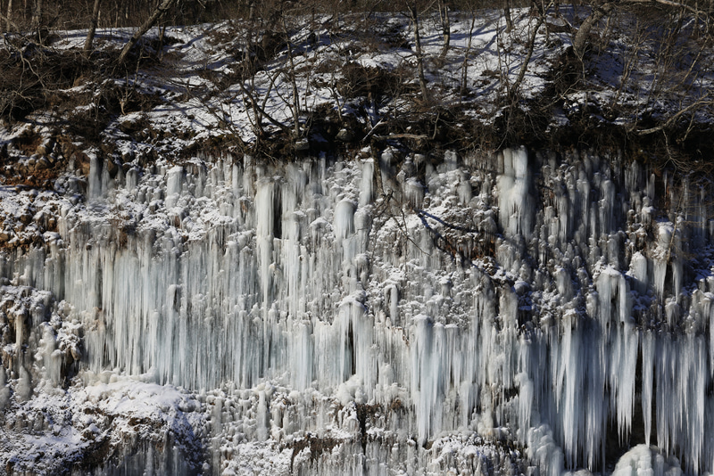 氷柱で重要になるのは水平垂直が保たれていること。なぜなら氷柱は地球の中心に向かって真っ直ぐ伸びるからだ。カメラの水準器を確認しながら左右チルトを回す<br><span class="fnt-85">キヤノン EOS R5／RF100-500mm F4.5-7.1 L IS USM／200mm／絞り優先AE（F8、1/800秒、±0EV）／ISO 200／WB：オート</span>