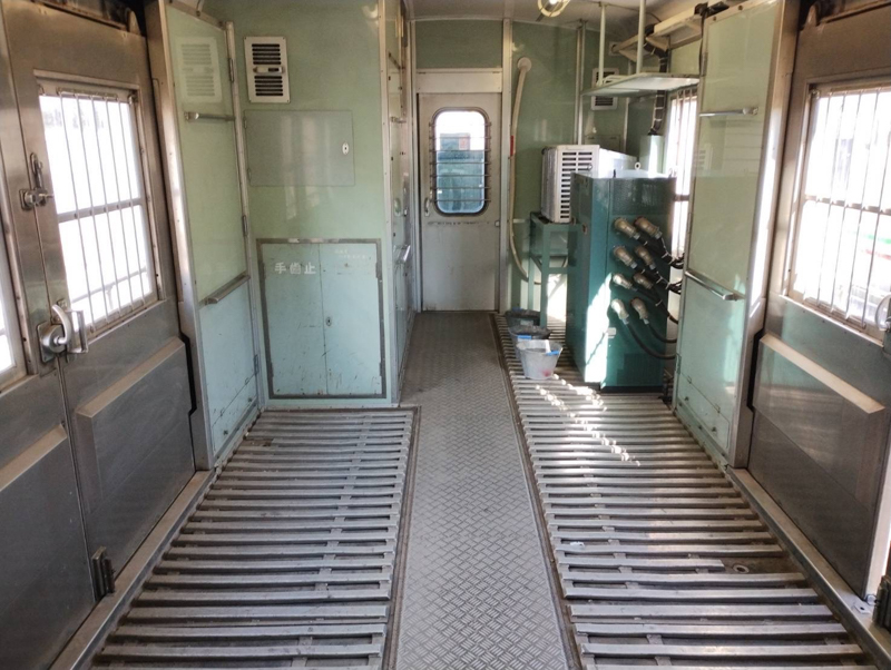 クモユニ143形車内