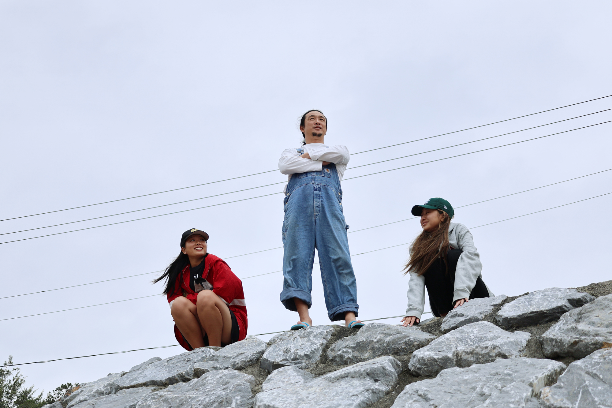 雰囲気ある3人とは沖縄本島の北にある海岸で出会った。会話を交わす前にカメラを向けても、何気なくポーズを取って応えてくれたのは、仰々しくないカメラフォルムのおかげだろう<br><span class="fnt-85">EOS R8／RF24-105mm F4-7.1 IS STM／48mm／絞り優先AE（F5、1/500秒、+0.7EV）／ISO 100／WB:オート</span>