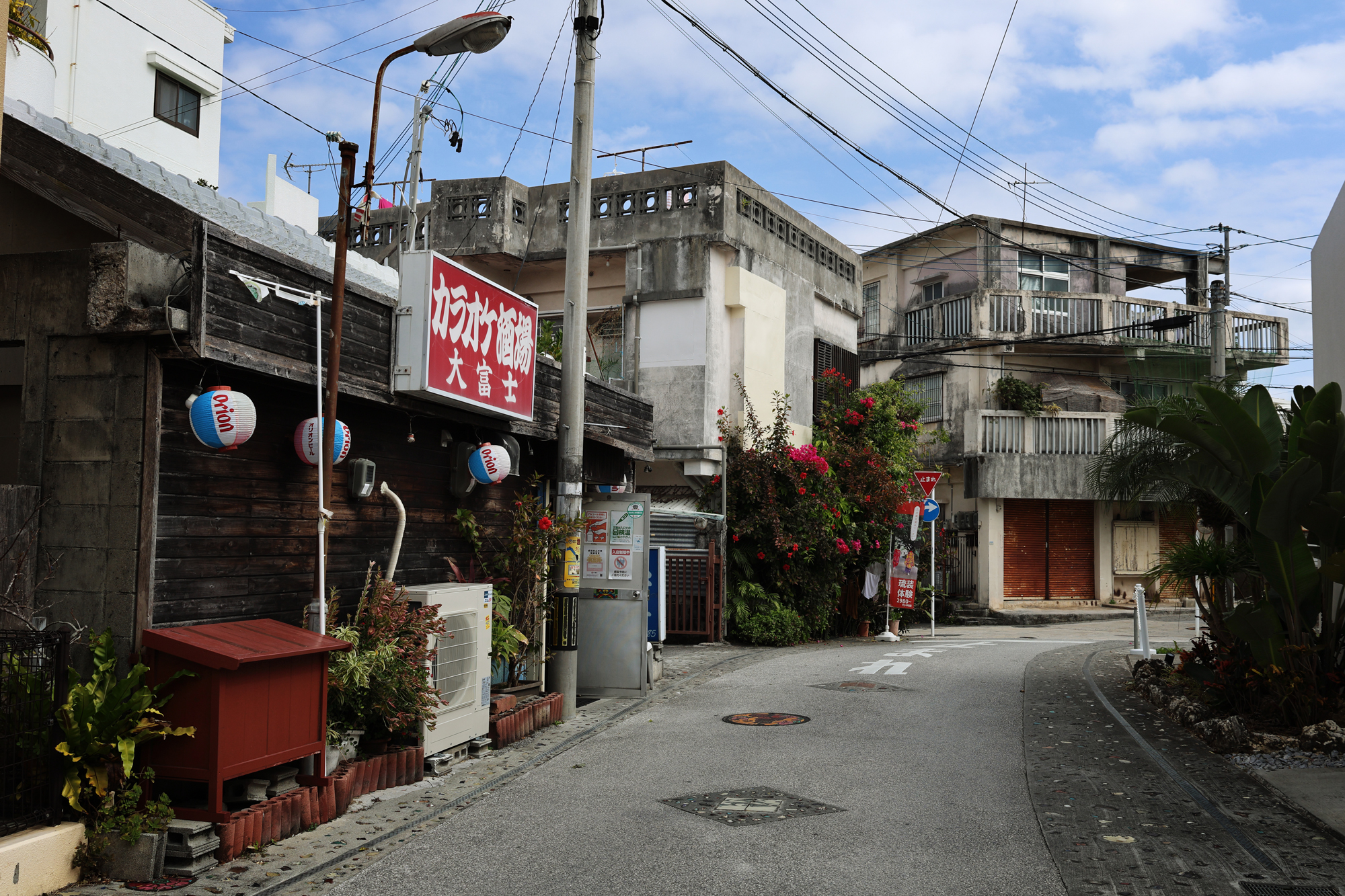 ついつい庶民的で古い通りに引かれる。街の様子を目で見たままに捉えるのに、24-50mmの画角はちょうど良い。ひたすら歩くスナップでは軽量・コンパクトなカメラとレンズであれば疲れも軽減される<br><span class="fnt-85">EOS R8／RF24-50mm F4.5-6.3 IS STM／32mm／プログラムAE（F11、1/300秒、-1.3EV）／ISO 100／WB:オート</span>