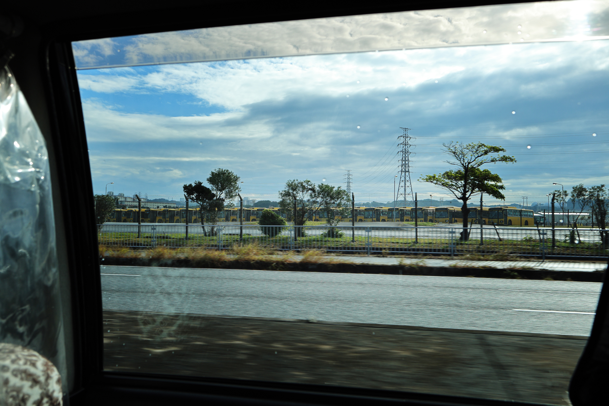 宮城で電車から車窓を眺めていると、鳥たちが一斉に羽ばたいた。サイレントシャッター機能でシャッター音を気にせずに枚数を重ねることができた<br><span class="fnt-85">EOS R8／RF15-30mm F4.5-6.3 IS STM／30mm／プログラムAE（F10、1/200秒、-0.7EV）／ISO 100／WB:オート</span>