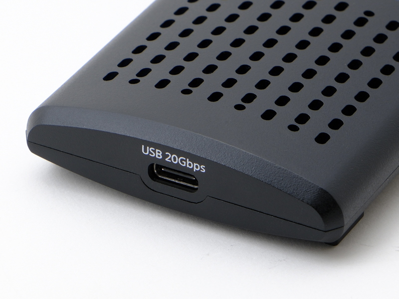 USB3.2 Gen2×2に対応しており、最大で20Gbps（2,500MB/秒）でのデータ転送が可能