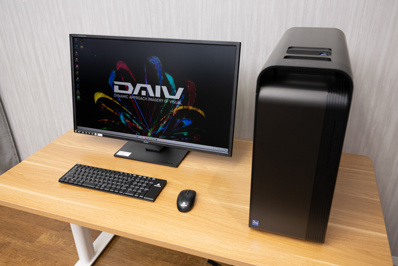 マウスコンピューター「DAIV DD-I9G90」（右）。モニターはiiyama「ProLite XB3288UHSU」