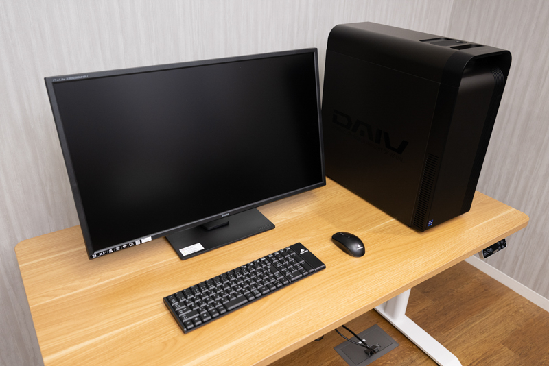 この例ではデスク上にあるが、大型なのでデスク下に置く方が良さそう。その分、デスク下に置いたときの使い勝手も配慮されている