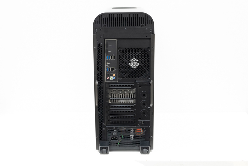 背面はエアフローを考慮したデザイン。インタフェースも豊富