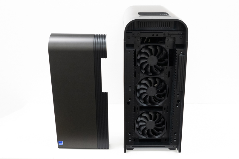 フィルターを外すとズラッと並ぶファン。動画編集時など、内部が高温になって動作が遅くなることを防いでいる