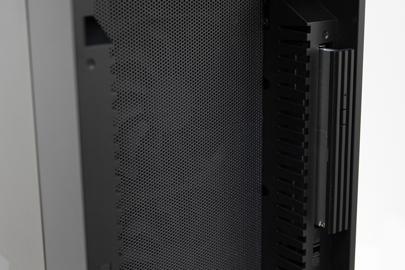 光学ドライブは前面パネルと一体化するように装着できる