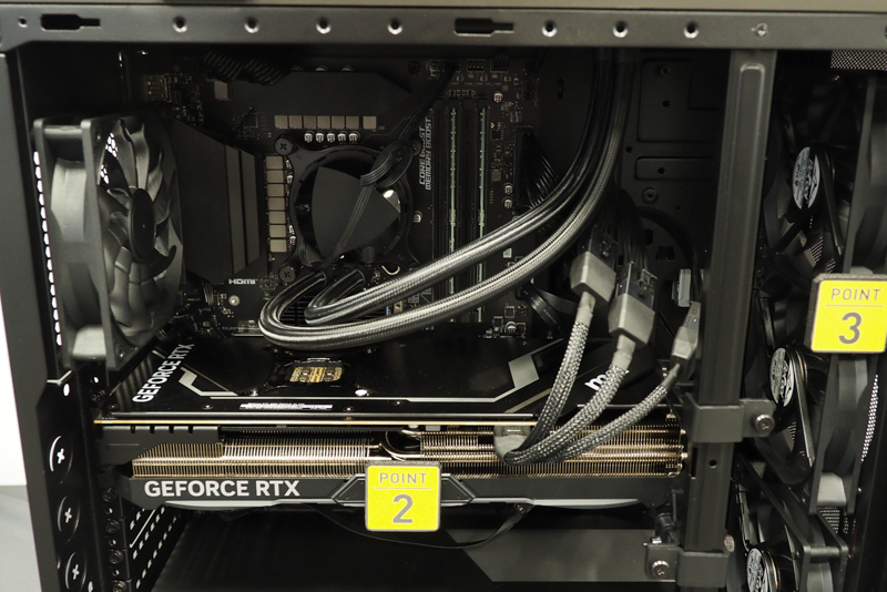 内部は少しケーブルを避ければ内部までアクセスしやすい広々としたもの。右手前側に縦に延びるバーは「VGAサポートバー」で、グラフィックスカードを支えて脱落しにくいようにしている（DAIV発表会にて撮影）