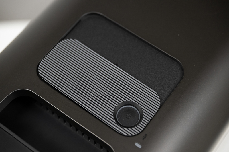 天面にあるインタフェース部。電源ボタンだけくりぬかれたスライドドア