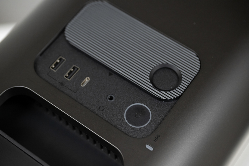 ドアを開くとUSB Type-Cを含めたインタフェースが現れる