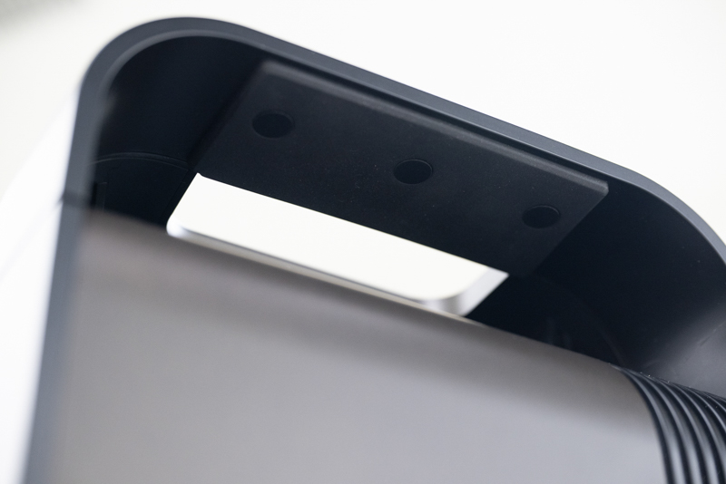 上部のハンドルは裏⾯に⼤きなクッションがあって持ってもあまり痛くない