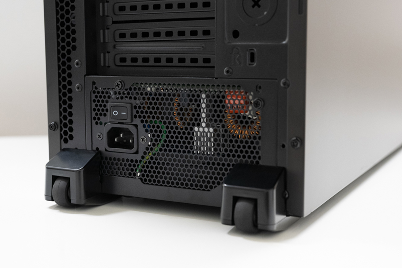 底部にあるキャスター。なめらかに前後に動かせる