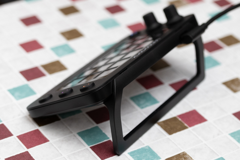 同梱のスタンドを装着したところ