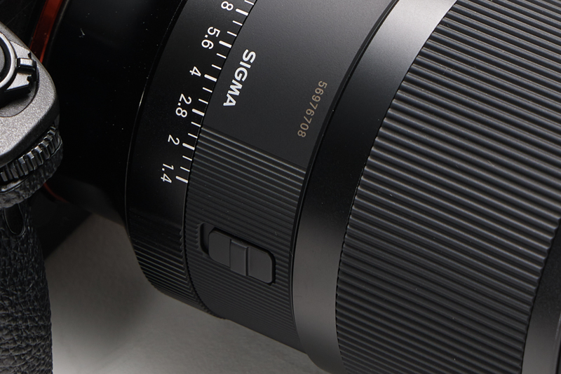 真ん中のスイッチが絞りリングロックスイッチ