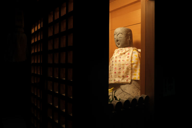 祠のスリットから見えるお地蔵さん。X-T5は何も指示していないのに勝手にお地蔵さんのアタマにフォーカスを合わせに行きました。被写体の大きさも小さいし、光線状態も難しいのに大したものです。<br>X-T5／XF18mmF2 R／絞り優先オート（F5.6・1/75秒）／ISO1600