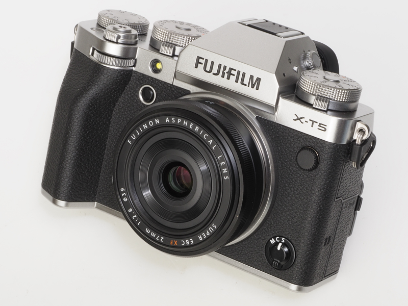 XF27mmF2.8 R WRを装着。いわゆるパンケーキタイプのレンズも似合う印象で、これはボディが小さくなったからだと思います。シルバーも表面の仕上げがなかなか良くて品があります。エッジの仕上げもキレイです。