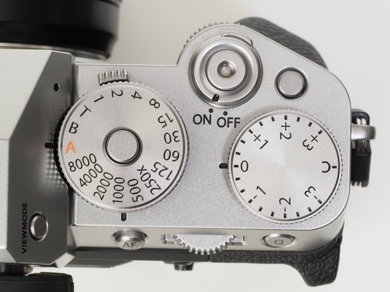 ダイヤルがあると手慰み的に動かしたくなります。感触は悪くないですね。露出補正ダイヤルにはCポジションがあります。ダイヤル嫌いのアナタはボディ側のコマンドダイヤルをお使いくださいということらしいです。