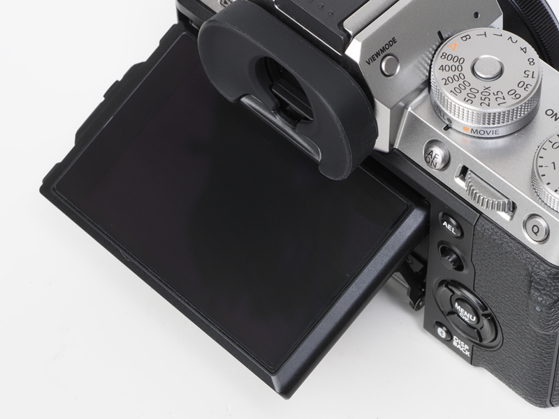 動画撮影を主にしたい方には不評なチルトタイプのLCDですね。もう諦めて静止画だけで勝負しましょう。縦方向にも動きますからね。よく出来ていると思います。