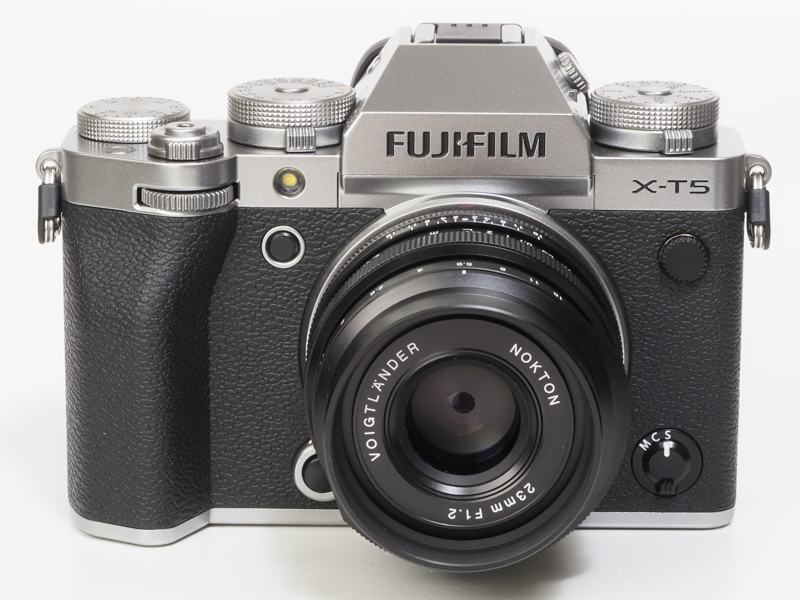 Xマウント用MFレンズ、コシナ・フォクトレンダー NOKTON 23mm F1.2 Asphericalを装着してみます。第一面のレンズが小さくF1.2大口径の迫力はありませんが、APS-C用ならではのサイズ感が良いですね。絞り環、フォーカスリングの距離指標もあり、電子接点があるのでフォーカスリングと連動しての表示画像の拡大や、Exifの記録もOKです。