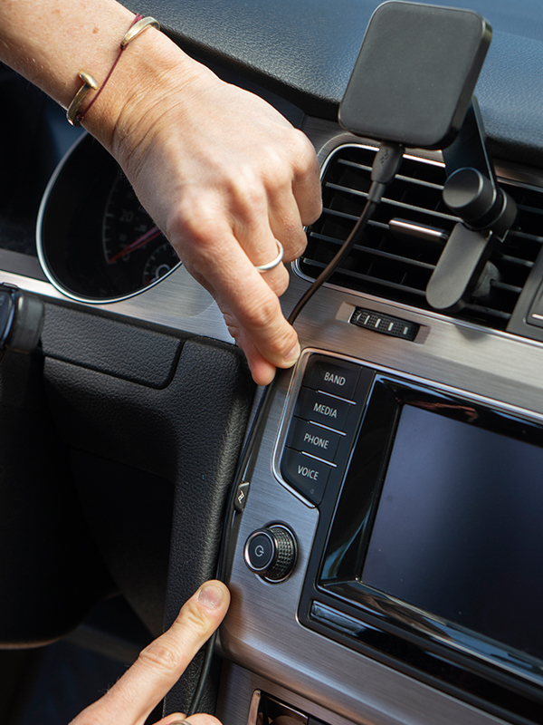 ケーブル固定用のクリップが付属する