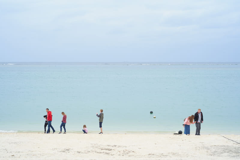 アラハビーチは地元民の憩いの場。散歩をしたりビーチバレーをしたり釣りをしたり。のんびりとした休日の風景を中望遠レンズで狙って旅行者の視線を表現。海を背景にファミリーやカップルや友人たちの笑い声が交錯する。<br>ライカSL2-S／ノクティルックスM f1.25/75mm ASPH.／75mm／絞り優先AE（F5.6、1/160秒、+0.3EV）／ISO 100／WB：オート
