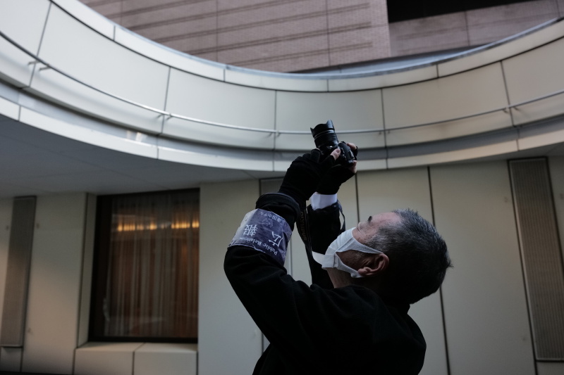 本館 中2階連絡通路から見える中庭にて