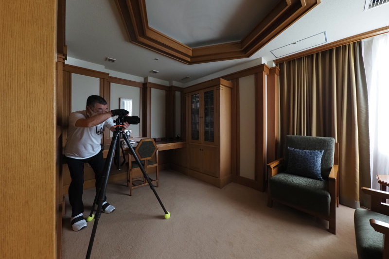 客室にて。テニスボールに切り込みを入れ、三脚の脚先にはめている