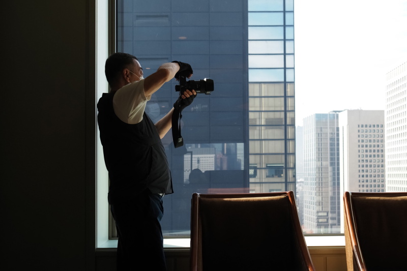 ラウンジにて。窓やガラス等への写りこみを考慮して、服装は黒であることが多い