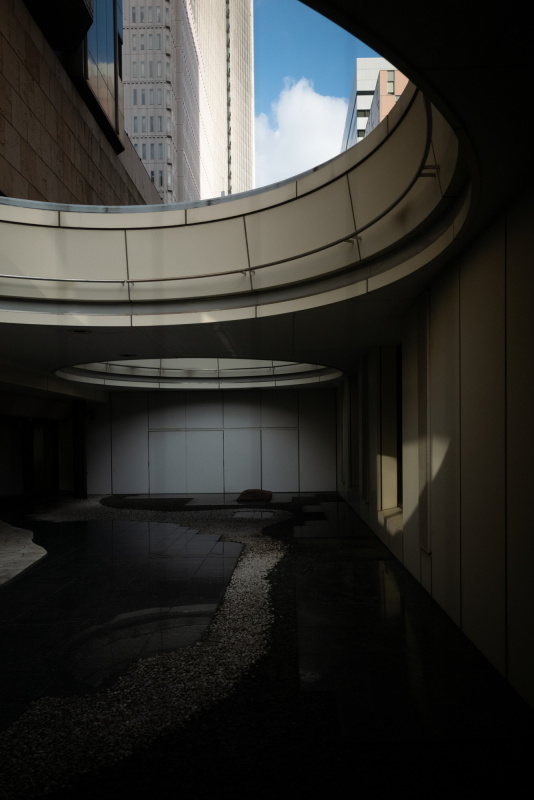 メイキングの1枚目でお見せした、私のお気に入りの空間。本館とタワー館を結ぶ中2階連絡通路から臨む、上高地の風景を表現した中庭。ライカSL2 / SIGMA 24mm F3.5 DG DN | Contemporary / 絞り優先AE（F3.5・1/8,000秒・－2EV）/ ISO 1600