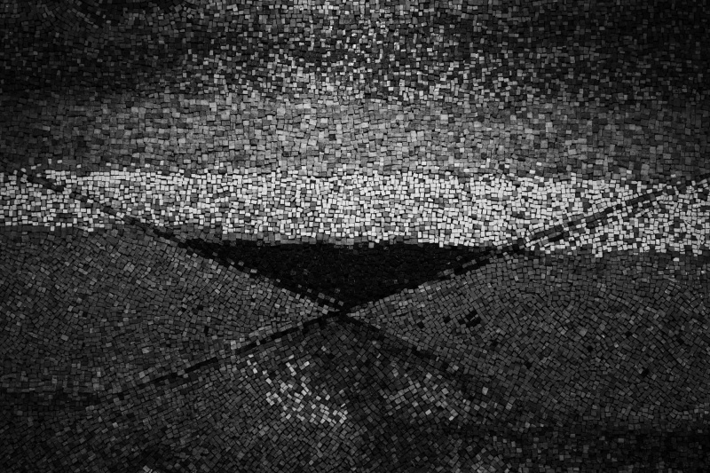 本館1階 モザイク壁画「春の旭日」作：矢橋六郎。ライカSL2-S / ライカ バリオ・エルマリートSL f2.8/24-70mm ASPH. / 絞り優先AE（F4・1/50秒・－1EV）/ ISO 3200