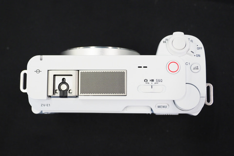 ソニー、VLOGCAM初のフルサイズ機「ZV-E1」。動画の自動フレーミング