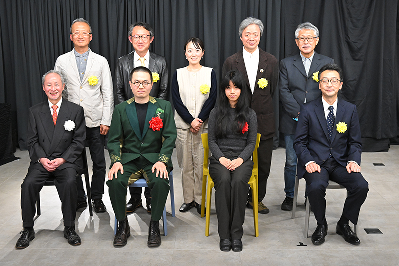 前列中央向かって右が伊奈信男賞を受賞した宮田恵理子氏、左が三木淳賞を受賞した宛超凡氏
