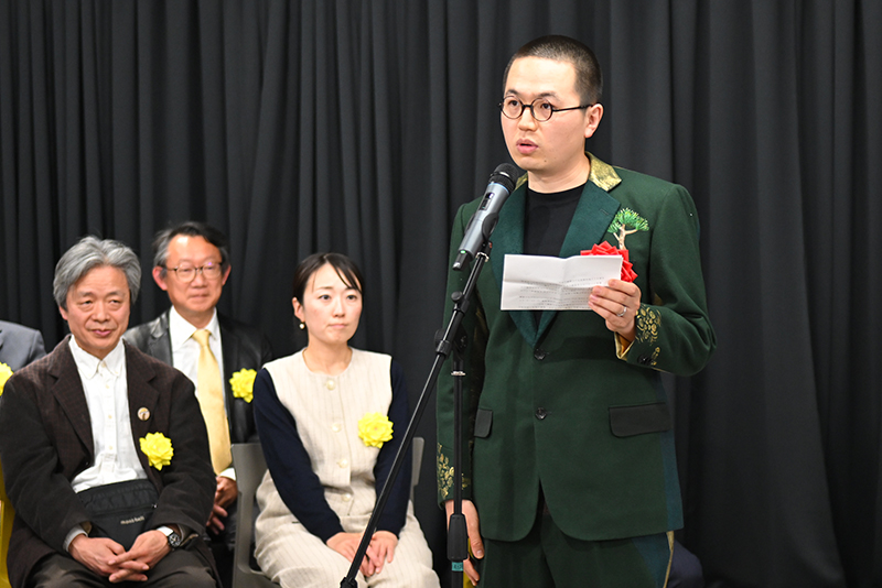 作品についてコメントする宛氏