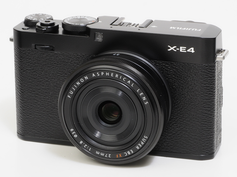 パンケーキタイプのレンズが似合うカメラです。でもあまり全体的に色気はありません。ぱっと見はコンパクトカメラっぽいけど、レンズ交換ができちゃうという感覚がいいんじゃないかと思います。