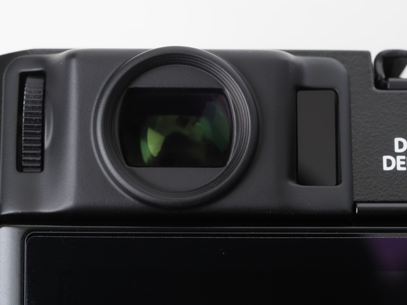 ファインダーアイピースが丸型なのはいいですねえ。年寄りはそういうつまらないことを気にするものなのです。EVFの使用頻度はユーザーの好みで違ってくるでしょうけど、ここぞというときは役立ちますし、存在意義は個人的に大きいと考えています。