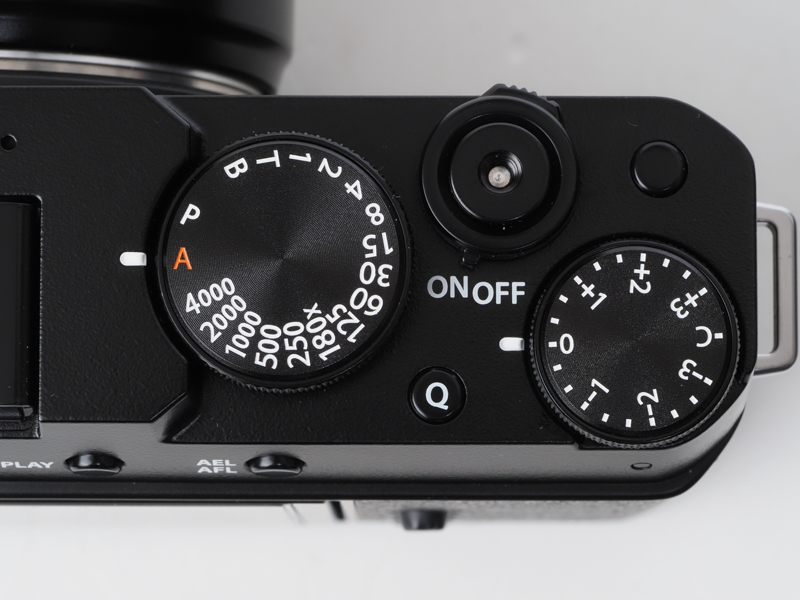 シャッタースピードダイヤルの存在が筆者には嬉しいのです。デザイン的な意味の方が強いのですが。面白いのはここにもP（プログラムAE）ポジションがあることです。モードダイヤルから移転してきたみたいですが、絞り位置に関係なく設定すればPでの撮影になります。