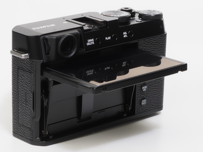 LCDのチルトはアングルの自由度を確保しているという点ではありがたい存在で、被写体に対して攻撃的な雰囲気にはならず、頭を下げるスタイルになります。剛性感も悪くないですし、使いやすいと思います。