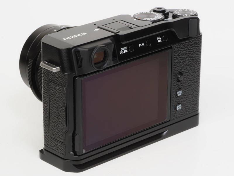 純正のサムレストとサードパーティ製のグリップを装着してみました。ボディ単体ですとグリップ感が少し弱いので、見た目の格好だけでなく有効なアクセサリーだと考えています。