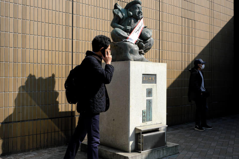 通りすがりに光と影のバランスに感じ入るものがありシャッターを押してみました。長いこと写真をやっているとノールックでも、カメラを水平に構えることができるのです。つまらない自慢ですね。<br>X-E4／XF27mmF2.8／絞り優先オート（F8・1/680秒）／ISO400