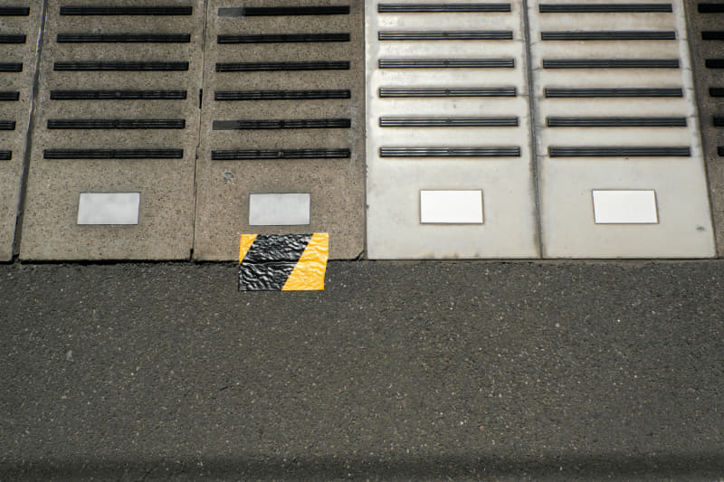 プラットホーム。下ばかり向いて歩いているためでしょうか。珍妙な光景に感じるものを足元でも見つけることがあります。カメラが小さいので、こうした光景に出会うと意味のあるなしにかかわらず躊躇なく撮影します。<br>X-E4／NOKTON 23mm F1.2 Aspherical／絞り優先オート（F8・1/1,800秒）／ISO400