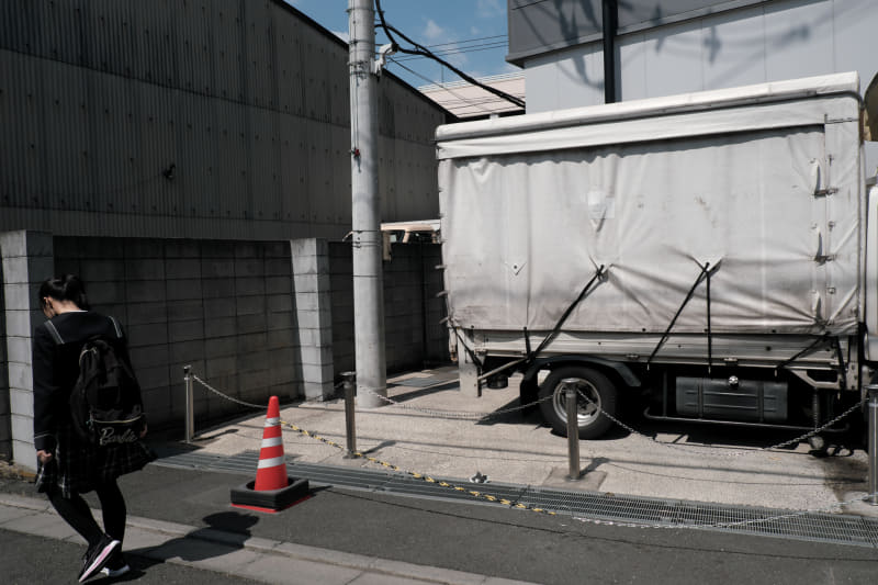 街の光景。反射的にカメラを構えてノールックでシャッターを押しました。バランスとか構図とかを意識していませんがうまくハマりました。とにかく何かを見つけたら撮っておく精神です。<br>X-E4／XF18-55mmF2.8-4 R LM OIS／絞り優先オート（18mm・F9・1/1,250秒）／ISO400