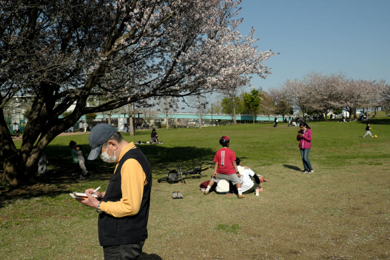 こちらは内蔵のファインダーを覗きながら、人物の動きで光景が変わりつつあるところを連続してシャッターを切っています。ポジションとして一番面白いところを選びました。<br>X-E4／XF18-55mmF2.8-4 R LM OIS／絞り優先オート（22.3mm・F8・1/1,600秒）／ISO400