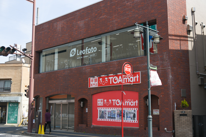 レンガ調の赤い建物なのでわかりやすい