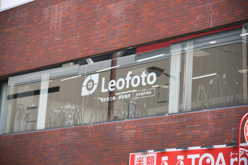 窓にもブランドロゴが貼られている