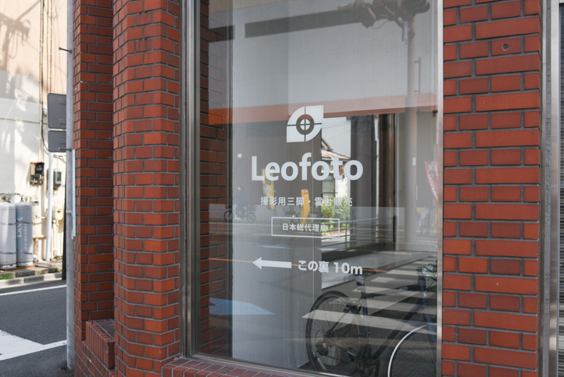 建物の向かって左側に入り口がある